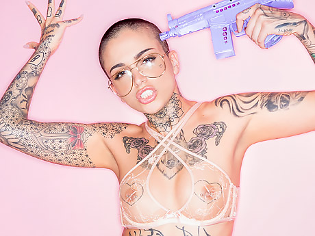 Татуированная дочурка трахается с батей